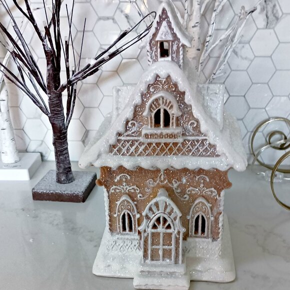 NEW! EXQUISITE LARGE LIGHT UP GINGERBREAD HOUSE DECOR - Picture 2 of 6